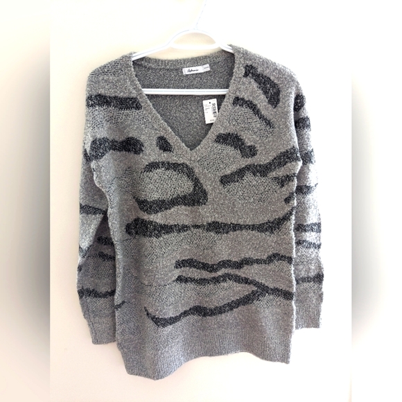 Reitmans Oversized Gray Knit Sweater V Neck Fits Size M - Picture 1 of 6